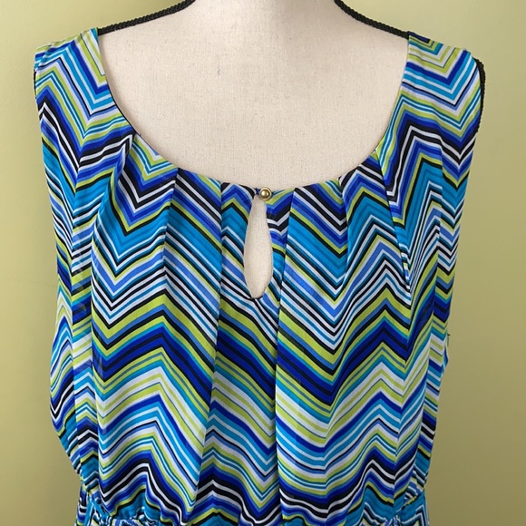 Geometric Chevron Print Handkerchief Key hole Accent neckline - Picture 8 of 8